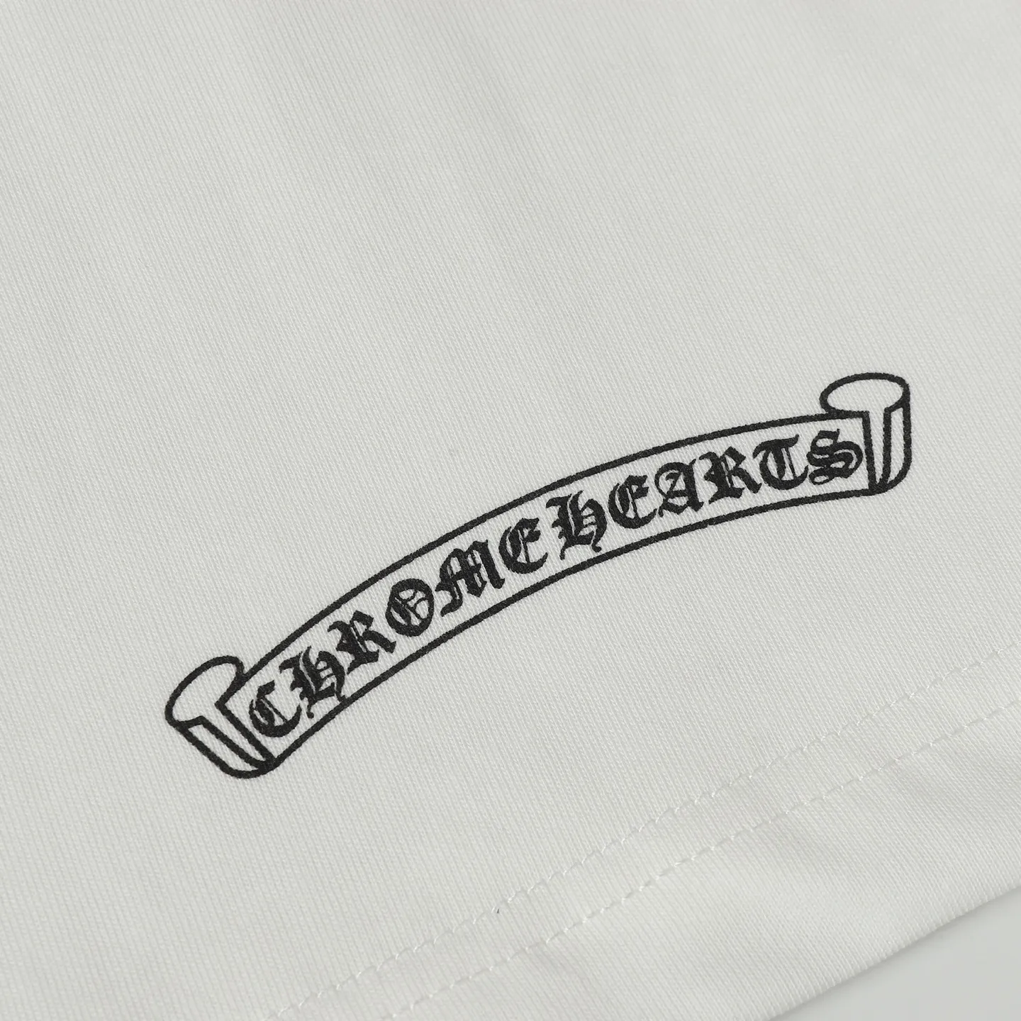 🅿️170 Chrome hearte/Chrome heart ch 25ss early spring new Sanskrit logo short-sleeved T-shirt. A must-have item for daily commuting for men and women in light luxury. The correct version is welcome to compare. Detailed features: ·280 grams of 100% pure cotton double yarn jersey fabric. ·Custom-dyed special thickening in the same vat. 32 count double-strand 1x1 thread. Size: XS-L
